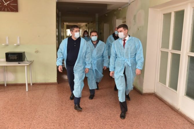 Дмитрий Махонин поручил при ремонте двух отделений соликамской больницы провести и благоустройство ее территории